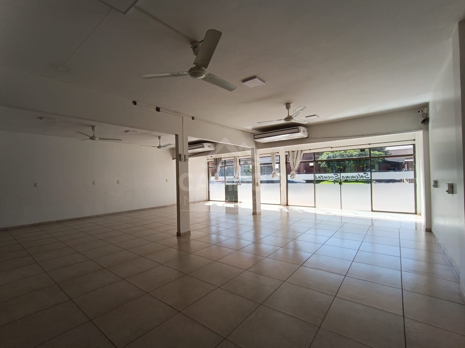ALQUILO AMPLIO SALÓN COMERCIAL