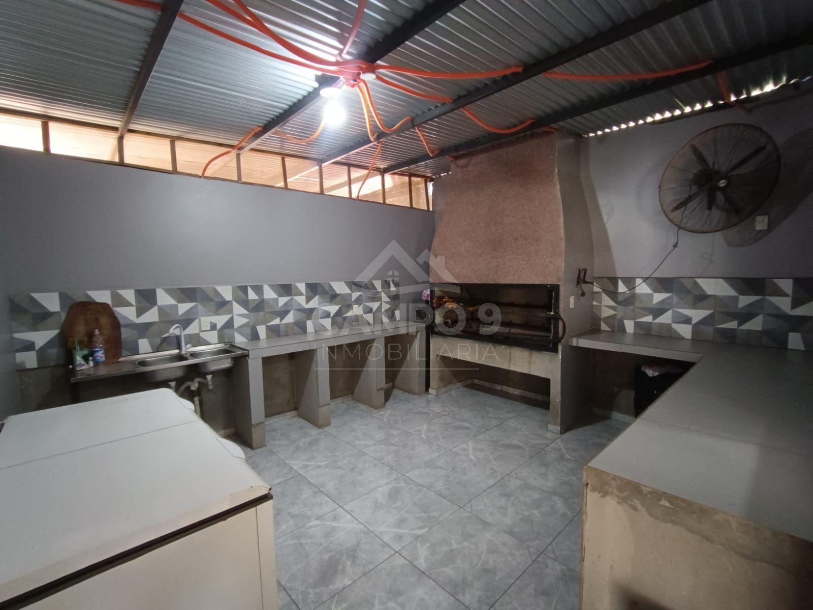 ALQUILO AMPLIO SALÓN COMERCIAL