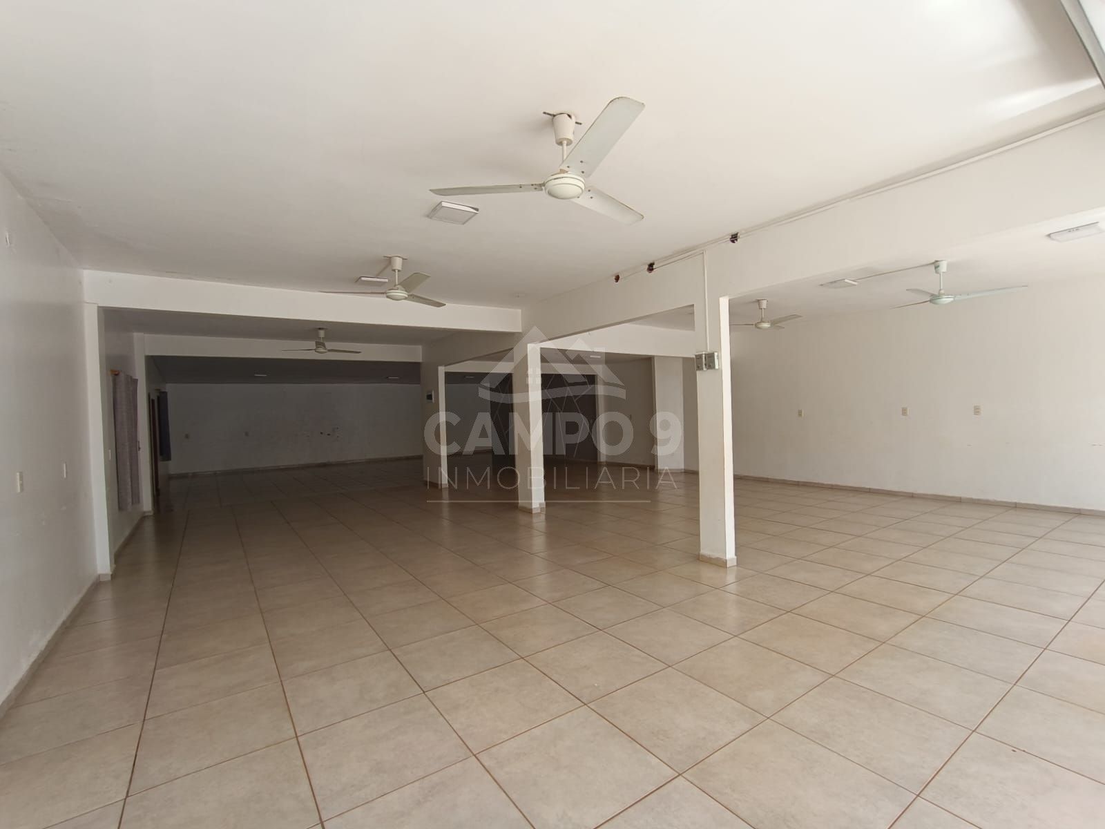 ALQUILO AMPLIO SALÓN COMERCIAL