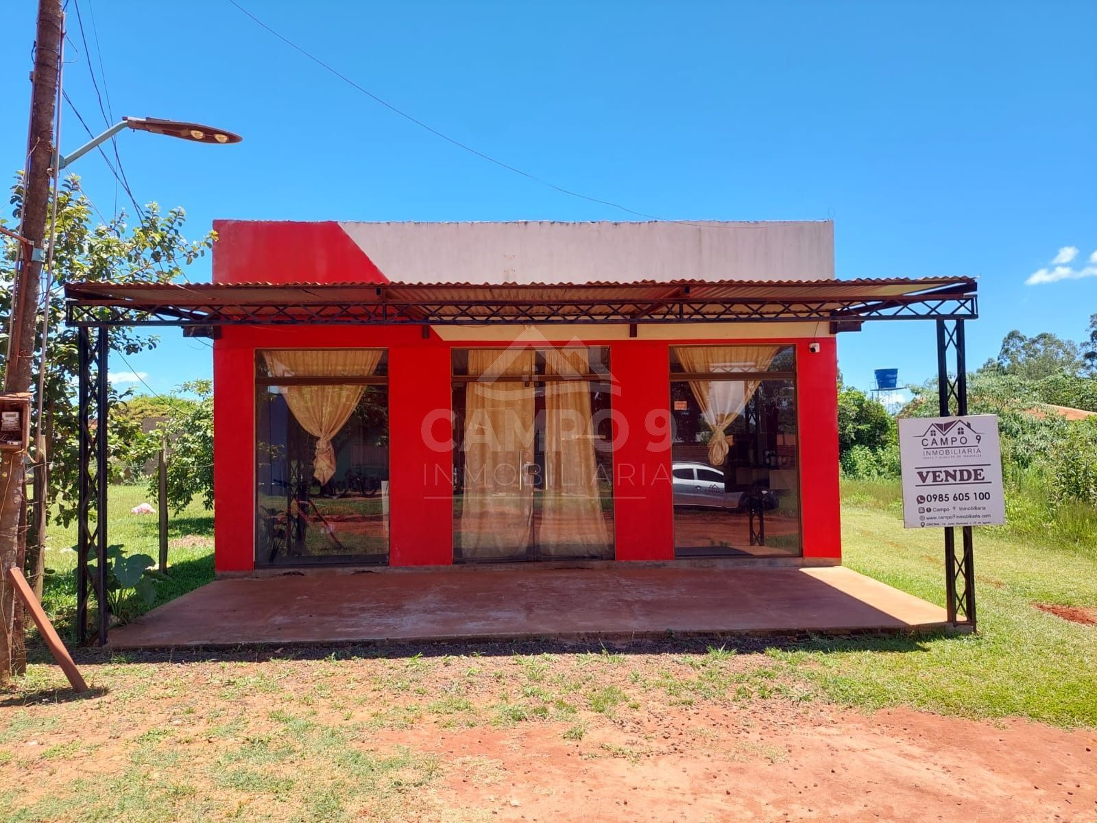 VENDO ESTA CASA CON SALÓN COMERCIAL