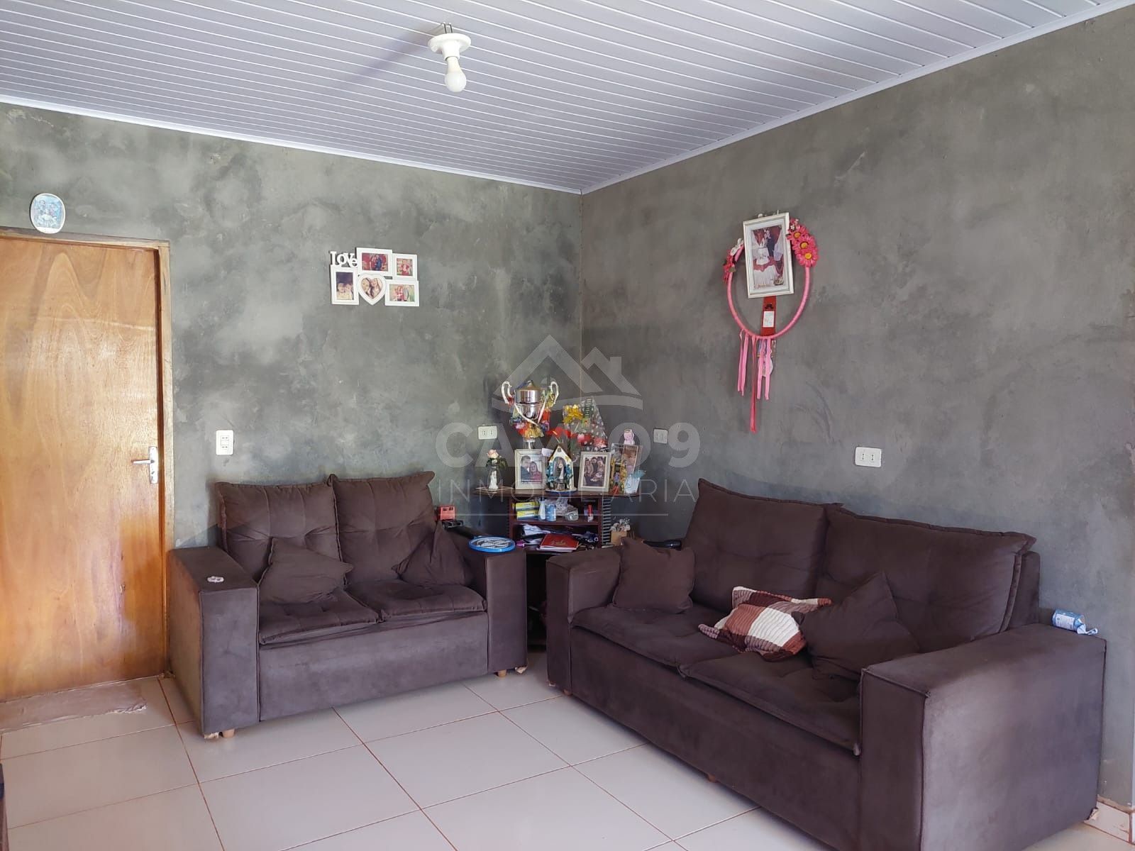 VENDO ESTA CASA CON SALÓN COMERCIAL