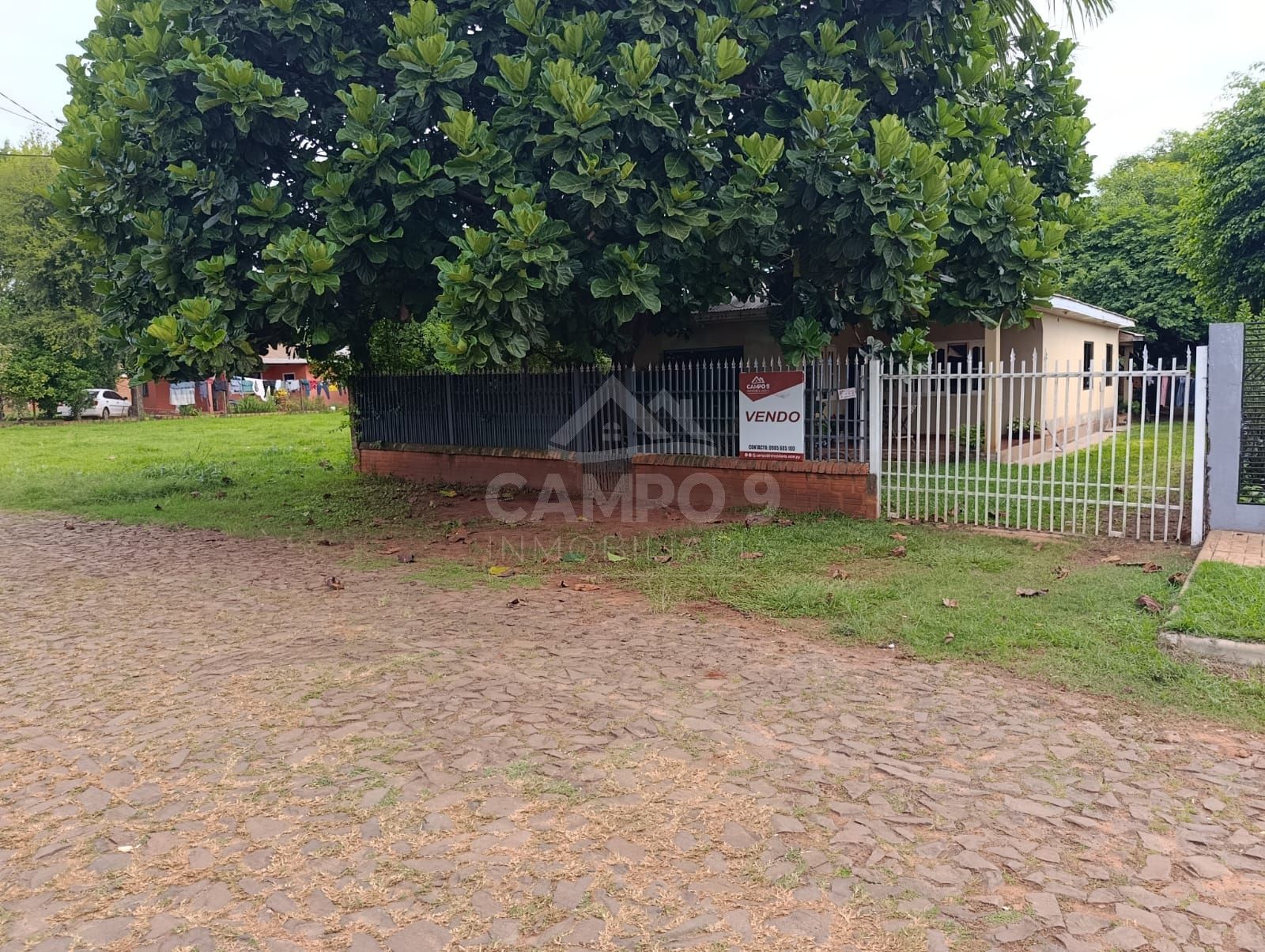 VENDO ESTA CASA - DETRÁS DEL COL. GUTENBERG