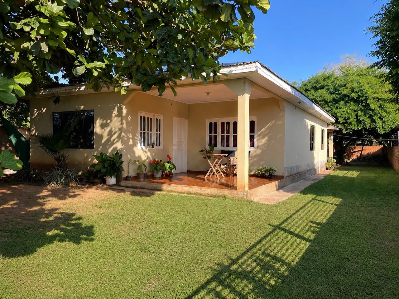 VENDO ESTA CASA - DETRÁS DEL COL. GUTENBERG