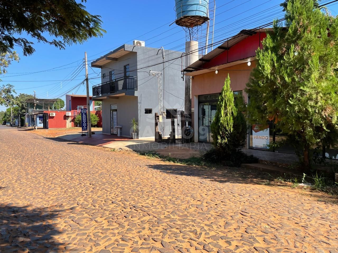 SALON COMERCIAL + VIVIENDA EN VENTA