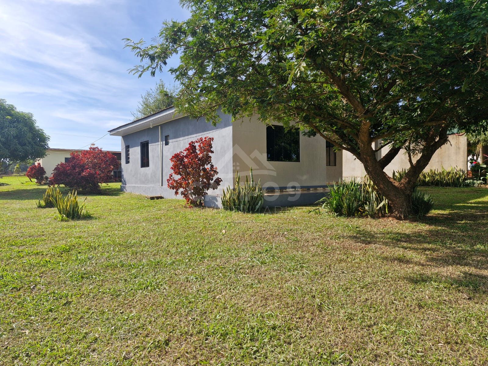 ALQUILO ESTA CASA, CON QUINCHO INDEPENDIENTE